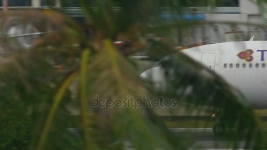 Uçak kalkmadan önce piste dönün.