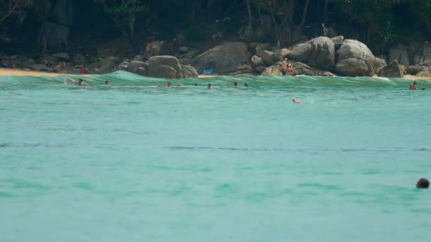Ondas na praia de Nai Harn, Tailândia — Vídeo de Stock