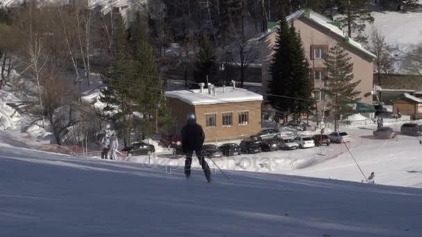 Turistas relaxar na estância de esqui montanhas — Vídeo de Stock