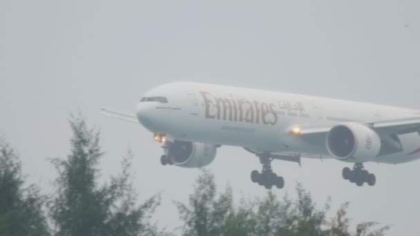 Letadlo se blíží letiště Phuket na déšť — Stock video