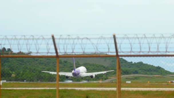 Airbus 320 aterrizando en el aeropuerto de Phuket — Vídeo de stock