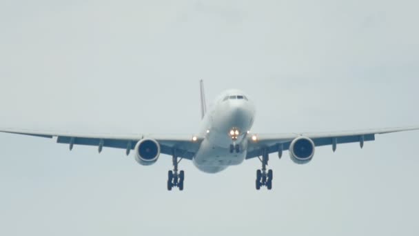 Avión acercándose sobre el océano — Vídeos de Stock