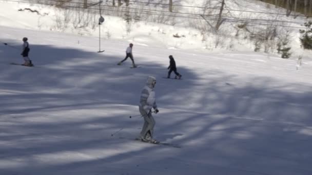 Toeristen ontspannen in het skigebied van bergen — Stockvideo