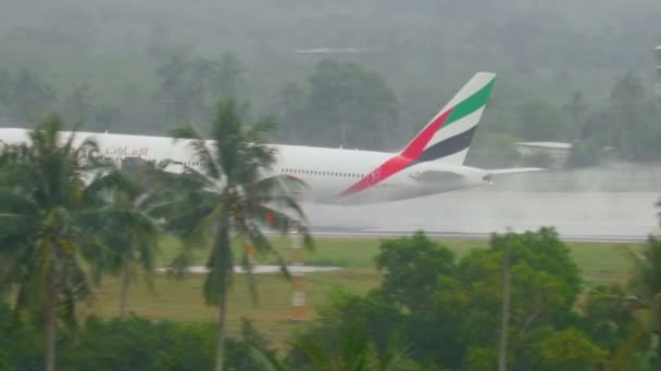 Flugzeug landet bei Regen auf Flughafen Phuket — Stockvideo