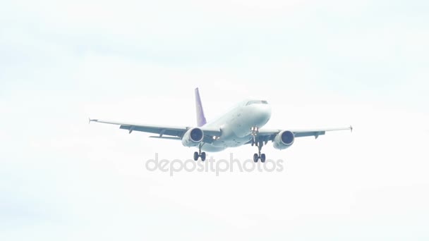 Airbus 320 aterrizando en el aeropuerto de Phuket — Vídeos de Stock