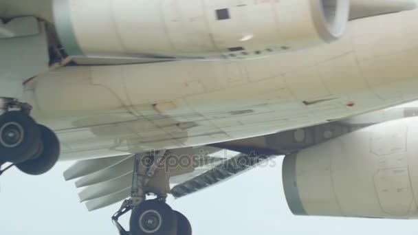 Airbus 330 landning på Phuket flygplats — Stockvideo