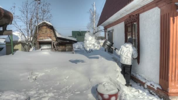 Sneeuwschuiven man na sneeuwstorm — Stockvideo