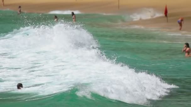 Vågor på Nai Harn beach — Stockvideo