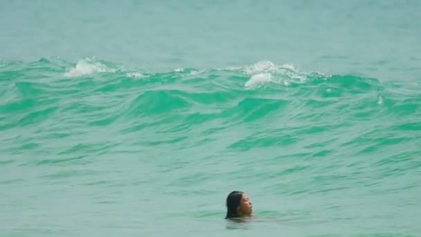 Ondas na praia de Nai Harn — Vídeo de Stock