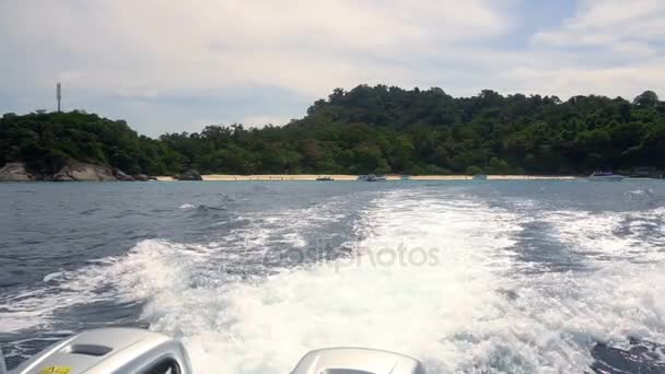 Motorbåt avgång från Similan-öarna — Stockvideo