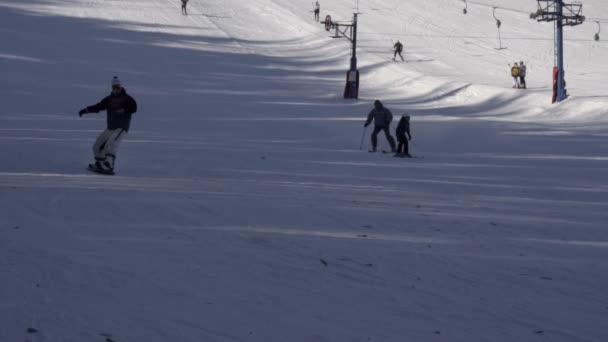 観光客は、山スキー リゾートでリラックスします。 — ストック動画