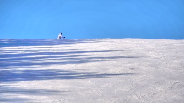 Touristen entspannen im Skigebiet in den Bergen — Stockvideo