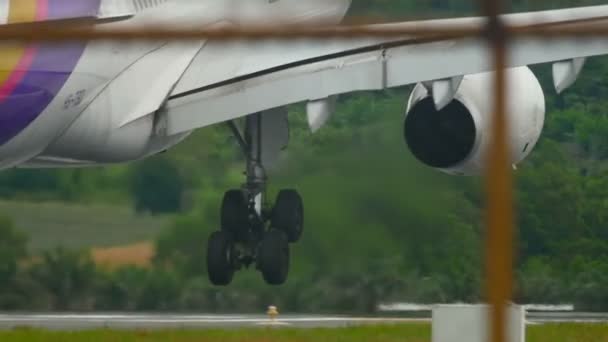 Airbus 330 Phuket havaalanına iniyor. — Stok video