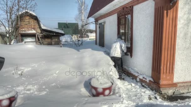 Sneeuwschuiven man na sneeuwstorm — Stockvideo