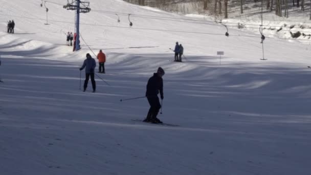 Οι τουρίστες να χαλαρώσετε στο χιονοδρομικό κέντρο στα βουνά — Αρχείο Βίντεο