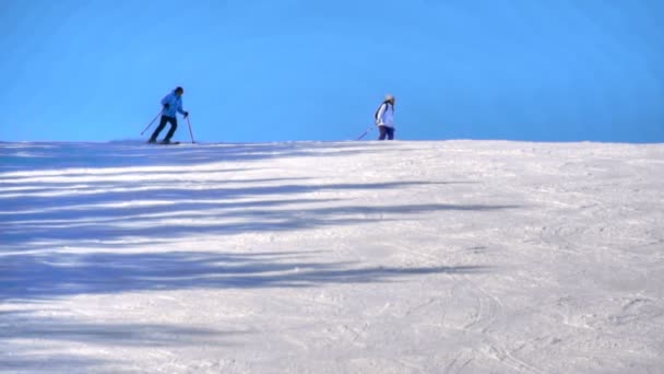 Туристи відпочивають в горах гірськолижного курорту — стокове відео