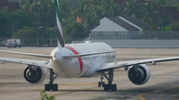 Avión de cuerpo ancho rodando en el delantal — Vídeos de Stock