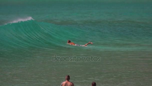 Vagues sur la plage de Nai Harn, Thaïlande — Video