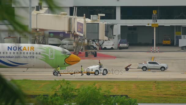 Avión Boeing 737 remolque antes de la salida — Vídeos de Stock