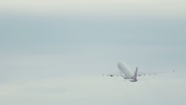 カタール エアバス 330 の離陸 — ストック動画