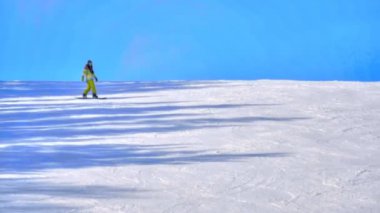 Turistler dağlar Kayak Merkezi sakin ol.