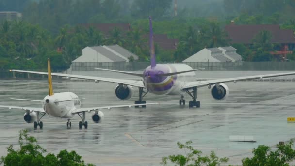 Trafik på Phukets flygplats — Stockvideo