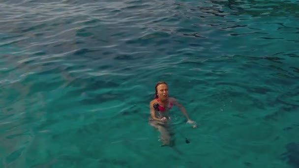 Entspannte Frau schwimmt im Meer — Stockvideo