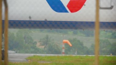 Uçak kalkmadan önce taksicilik yapıyor.