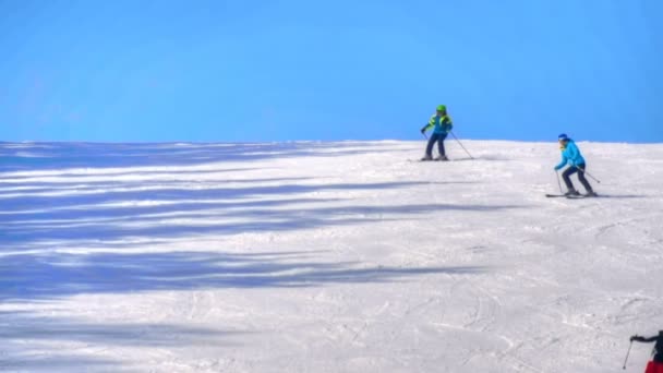 Touristen entspannen im Skigebiet in den Bergen — Stockvideo