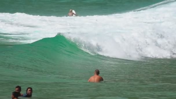 Onde sulla spiaggia di Nai Harn — Video Stock