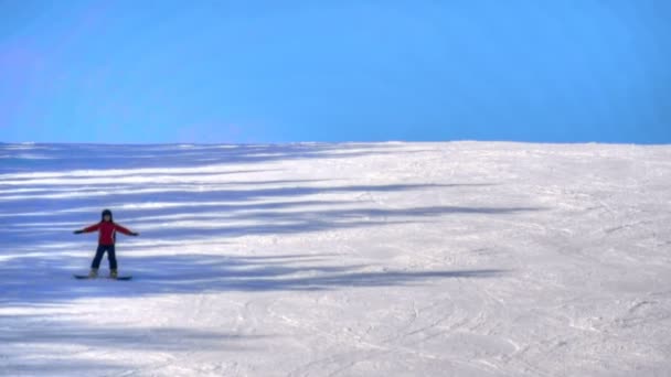 Touristen entspannen im Skigebiet in den Bergen — Stockvideo