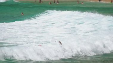 Dalgalar Nai Harn Beach