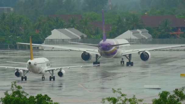 Trafic à l'aéroport de Phuket — Video