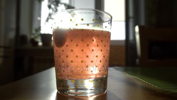 Disolver Aspirina fizzy píldora en vaso de agua — Vídeo de stock