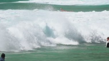 Dalgalar Nai Harn Beach