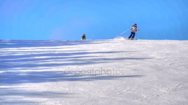 Les touristes se détendent à la station de ski de montagne — Video