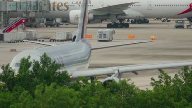 Uçak Airbus 330 kalkıştan önce kalkıyor.