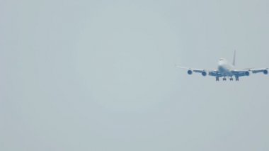 Boeing 747 uçağı yaklaşıyor.