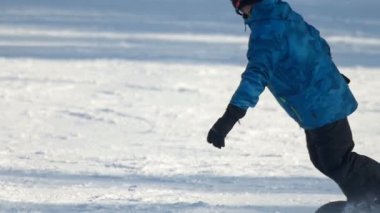 Kış parkta snowboard