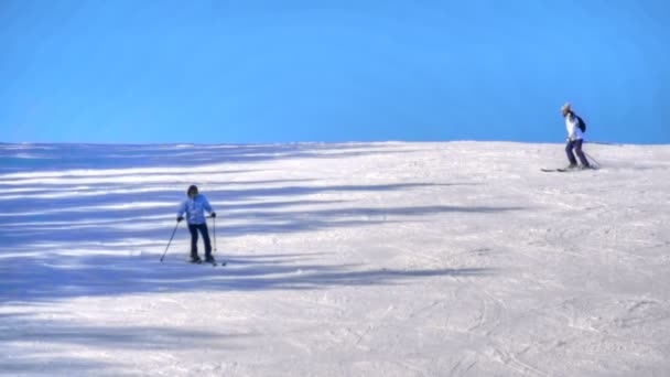 관광객 산 스키 리조트 휴식 — 비디오