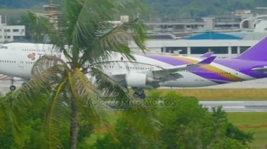 Boeing 747 uçağı iniyor.
