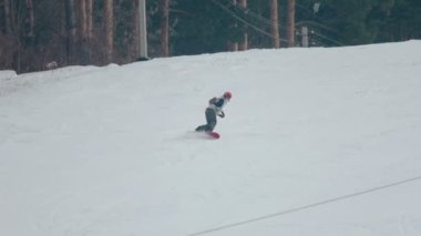 Kış parkta snowboard