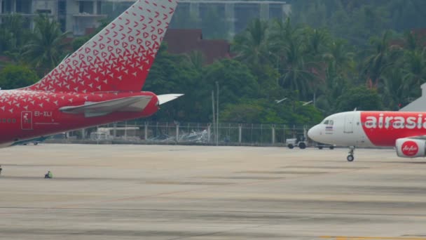 エアアジアの飛行機タキシング — ストック動画