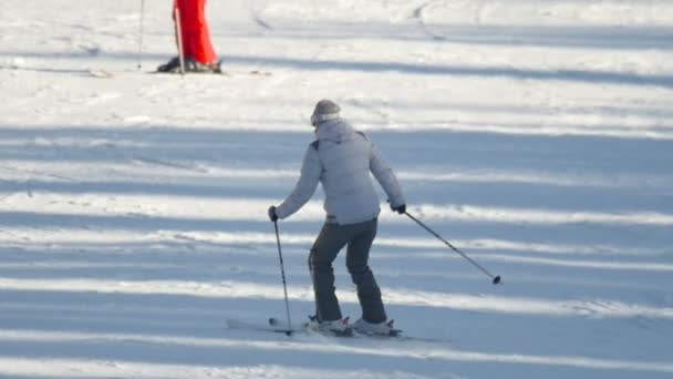 Χαλαρώστε θηλυκό σκιέρ στο χιονοδρομικό κέντρο στα βουνά — Αρχείο Βίντεο