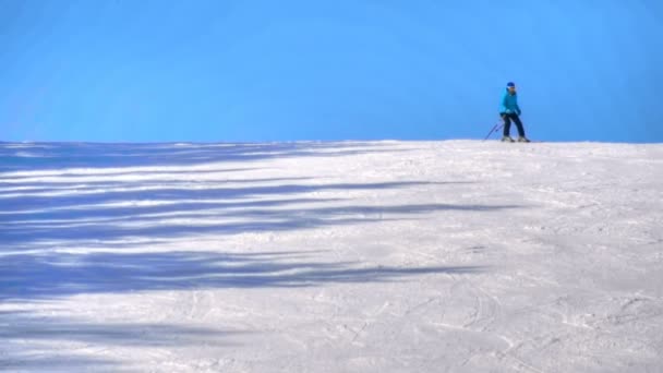 Touristen entspannen im Skigebiet in den Bergen — Stockvideo