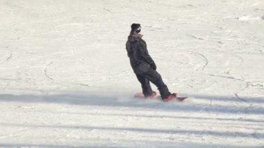 Kış parkta snowboard