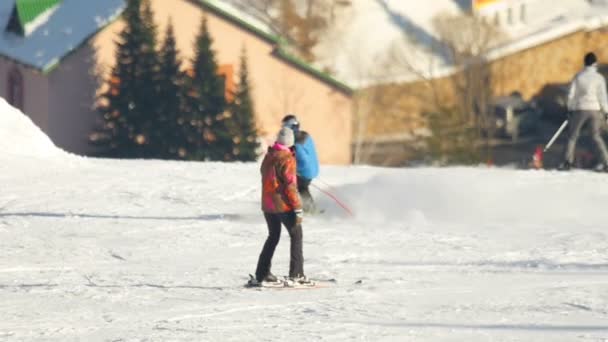 Kvinnliga skidåkare koppla av på bergen ski resort — Stockvideo