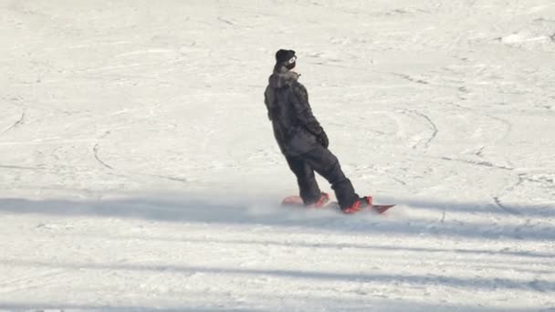 Snowboard nel parco invernale — Video Stock