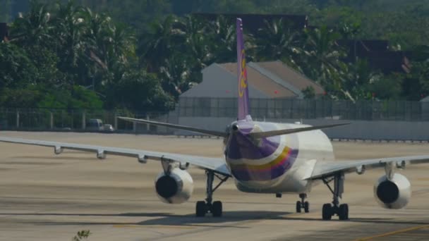 Airbus 330 Thai airways taxning — Stockvideo