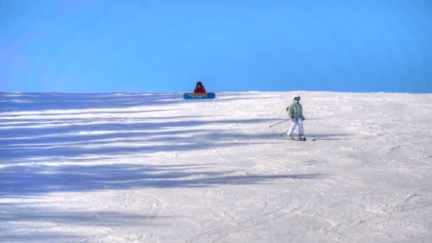 Туристи відпочивають в горах гірськолижного курорту — стокове відео